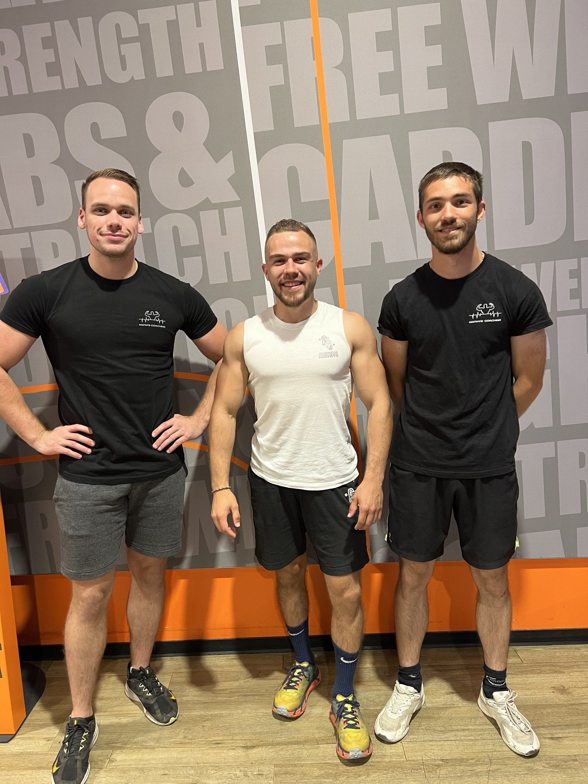 Trois hommes en habit de sport