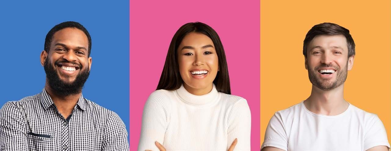 Tres personas diversas sonriendo frente a fondos de colores: azul, rosa y naranja.