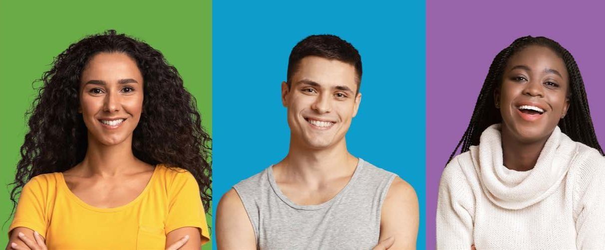 Tres personas diversas sonriendo con fondos coloridos: verde, azul y morado.