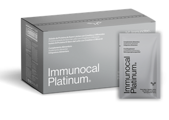 Caja y sobre individual de suplemento Immunocal Platinum. Caja gris y sobre plateado.