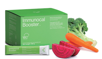 Caja y paquete de refuerzo Immunocal verde junto a brócoli, zanahorias y remolachas.