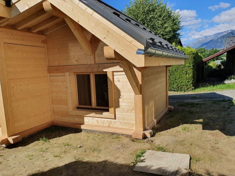 Chalet en bois avec une fenêtre