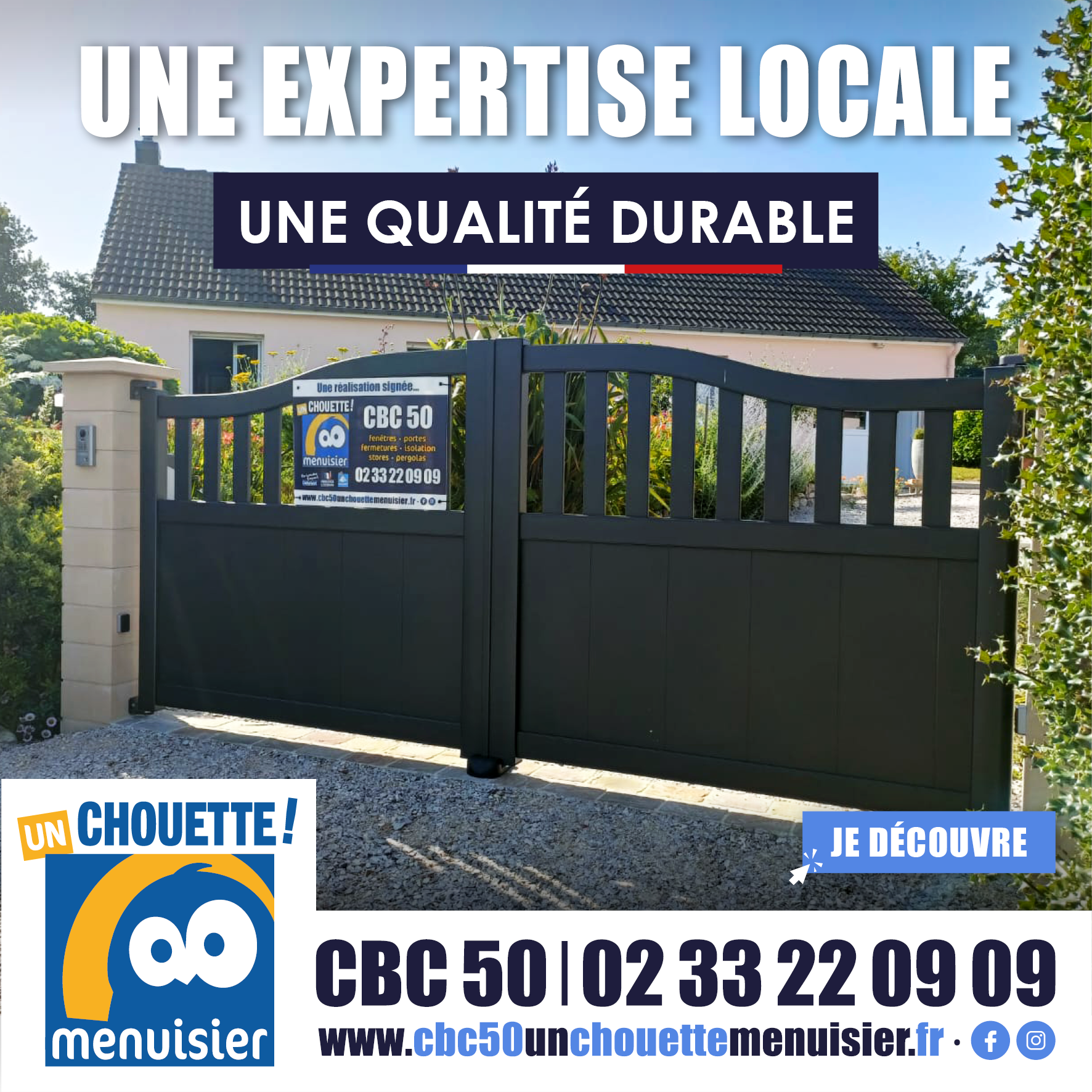 Maison avec un portail noir et un panneau « Une expertise locale », publicité CBC Menuisier avec coordonnées.