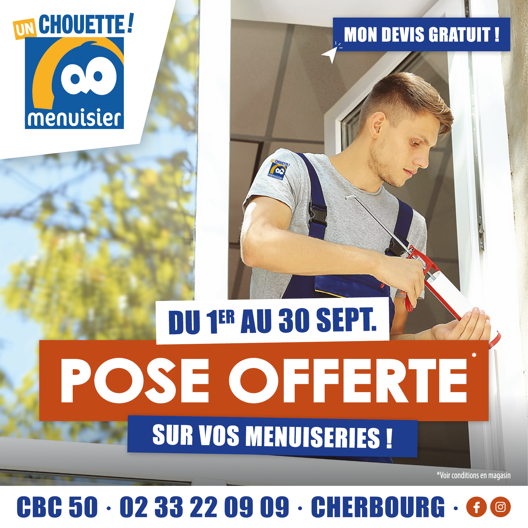 Technicien posant une fenêtre