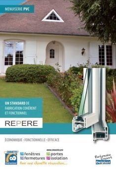 Couverture de brochure montrant une maison blanche avec une pelouse verte et une coupe transversale d'une fenêtre en PVC