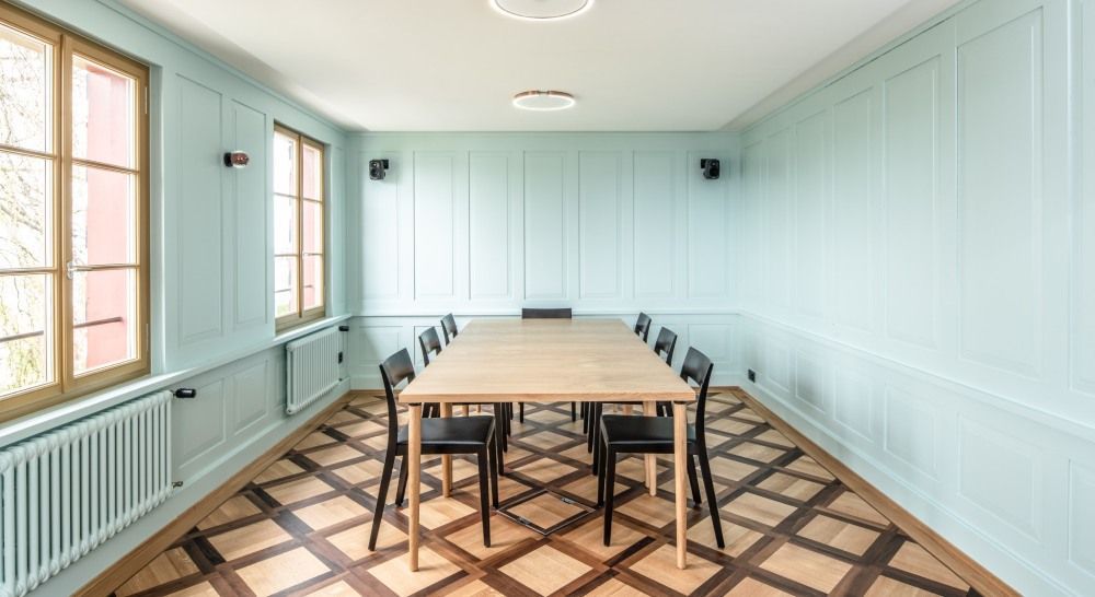 Im Raum gibt es einen langen Tisch und Stühle. Foto von free-tree Roland Gahler Holzmontagen und Schreinerarbeiten