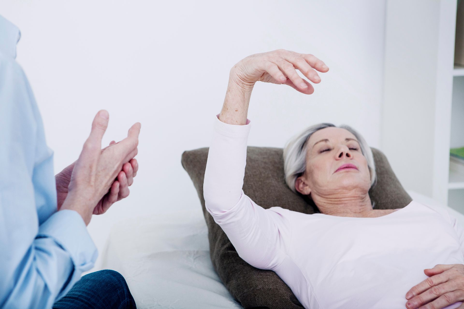 Femme en séance d'hypnose - Sonia Bahouth psychologue, Cabinet Sagita