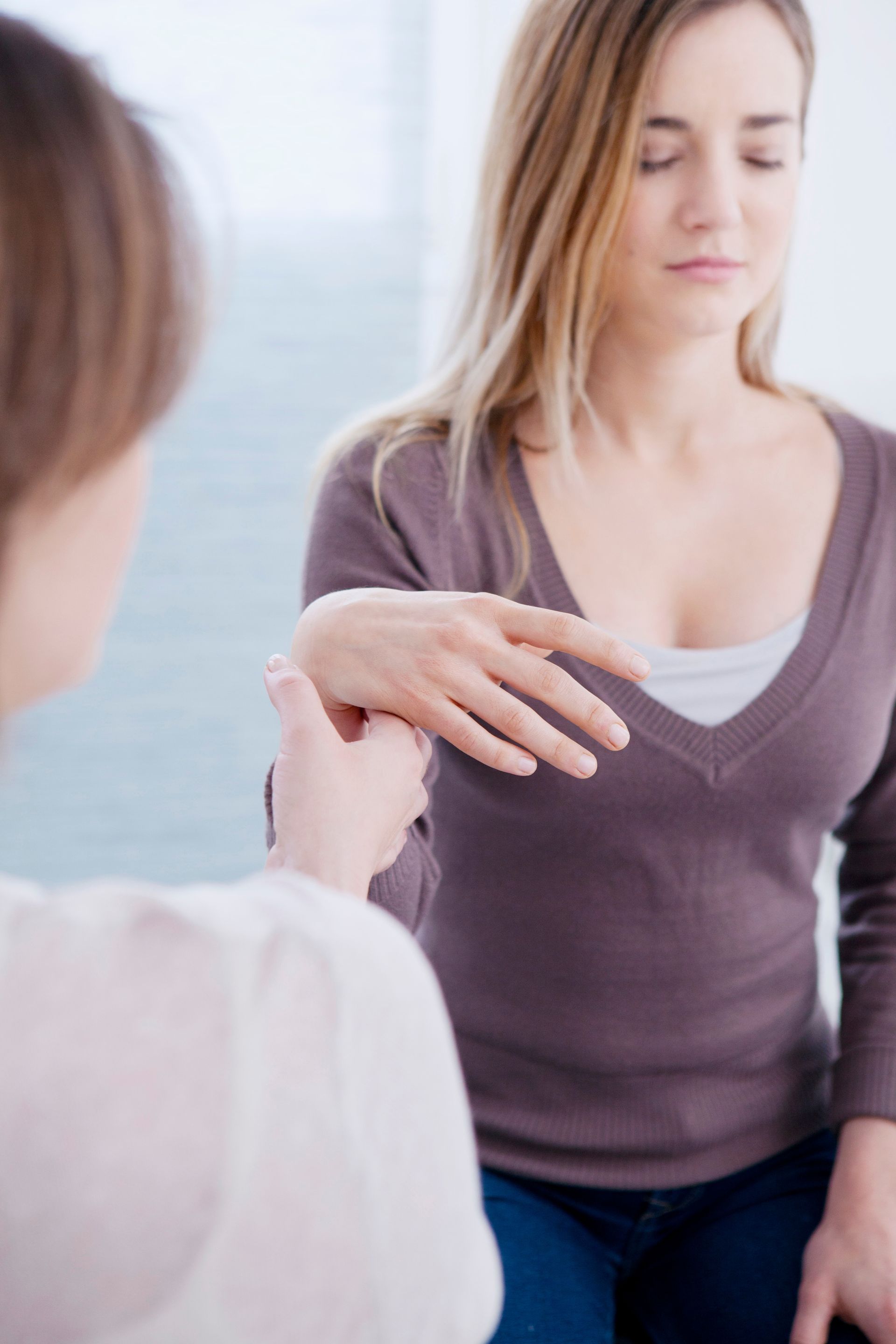 Psychothérapeute utilisant l'hypnose lors d'une séance - Sonia Bahouth psychologue, Cabinet Sagita