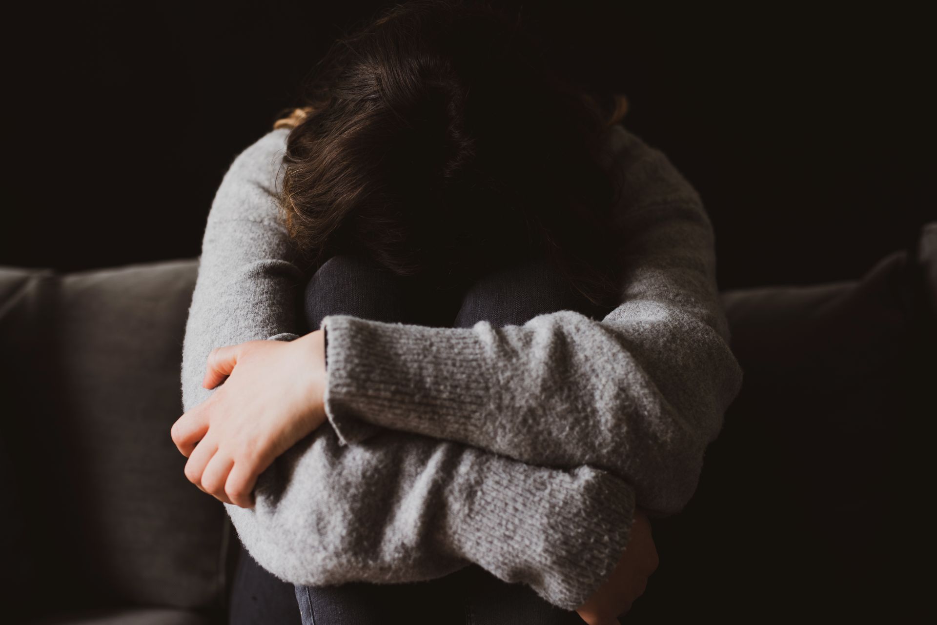 Personne recroquevillée sur elle-même - Sonia Bahouth psychologue, Cabinet Sagita