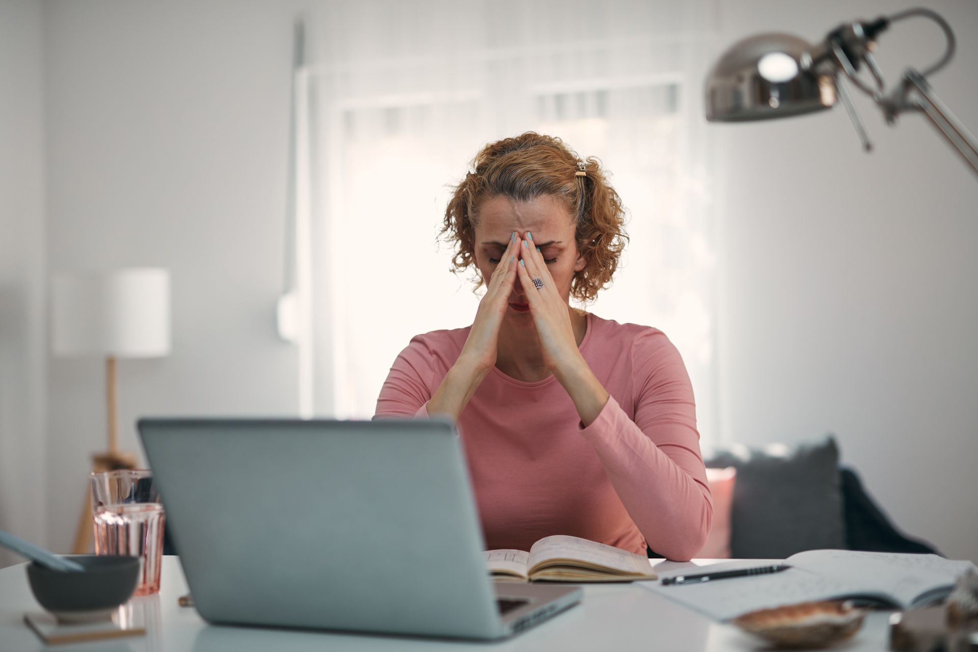 Jeune femme prise de fatigue dans son bureau - Sonia Bahouth psychologue, Cabinet Sagita