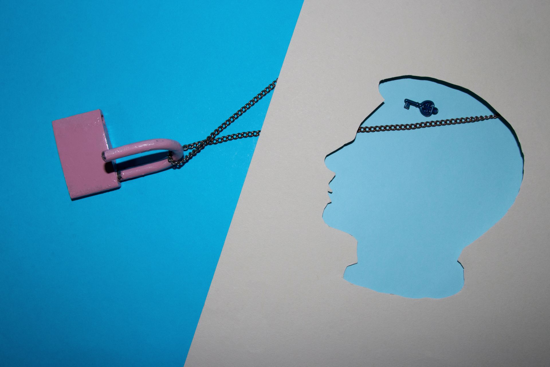 Dessin d'une tête découpée dans du papier, avec une clé et un cadenas - Sonia Bahouth psychologue, Cabinet Sagita