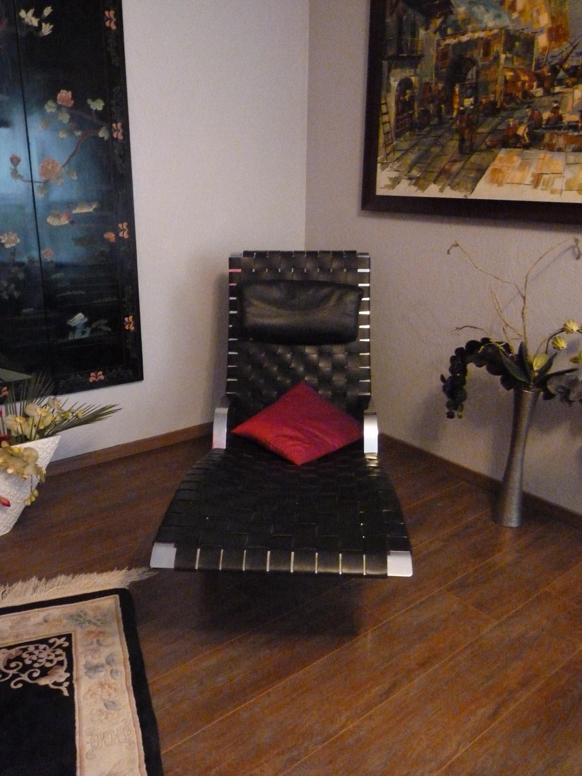 Chaise longue noire avec coussin rouge - Cabinet Sagita à Dijon