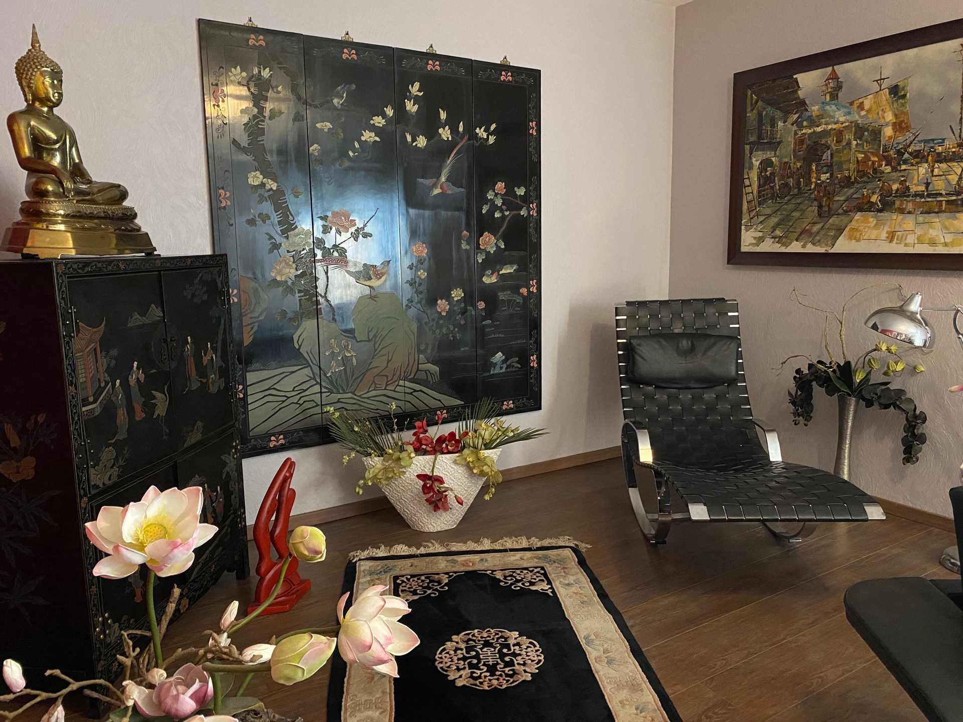 Fauteuil de thérapie dans un cabinet avec une décoration d'inspiration chinoise - Sonia Bahouth psychologue