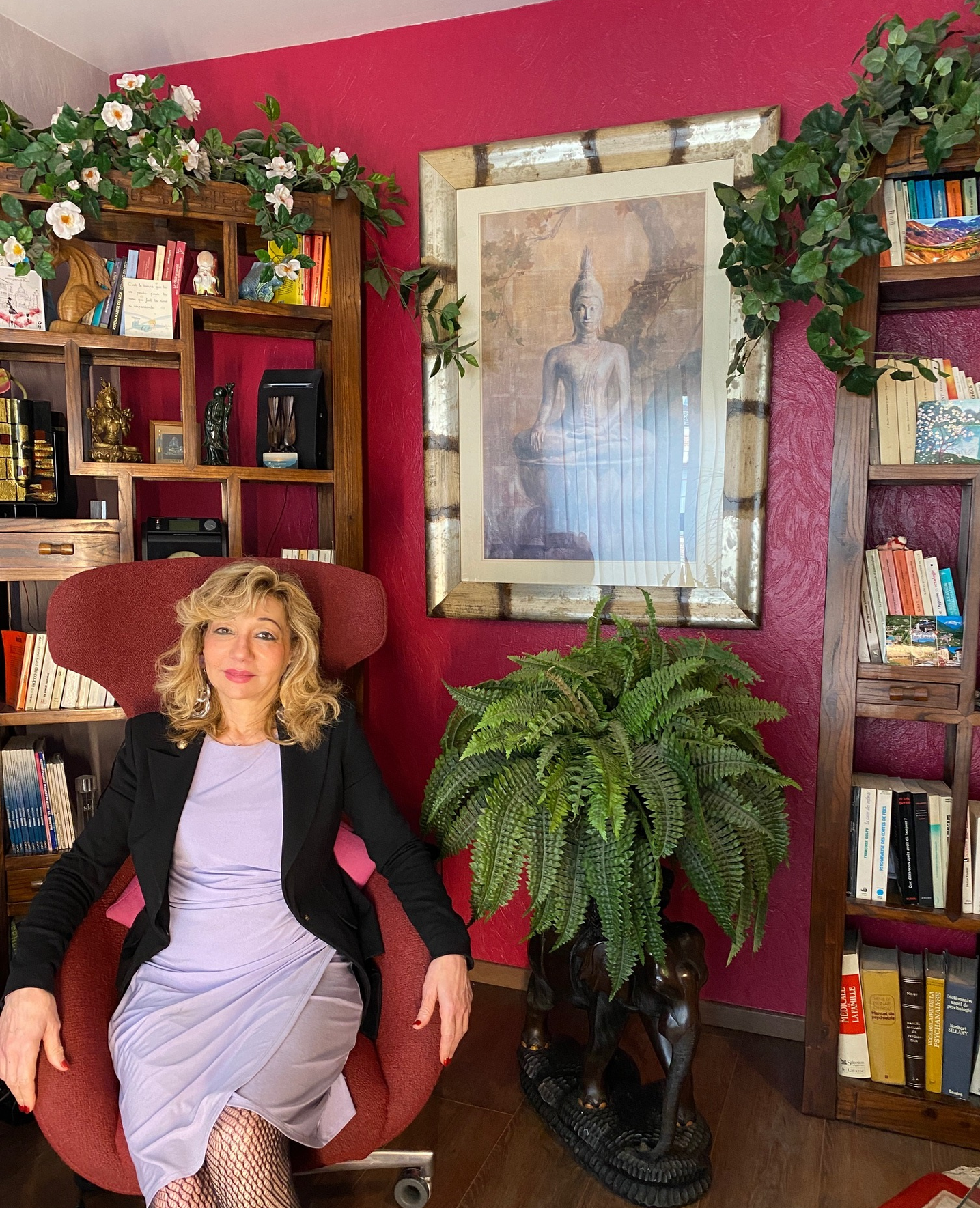 Sonia Bahouth, psychologue installée dans le fauteuil de son cabinet