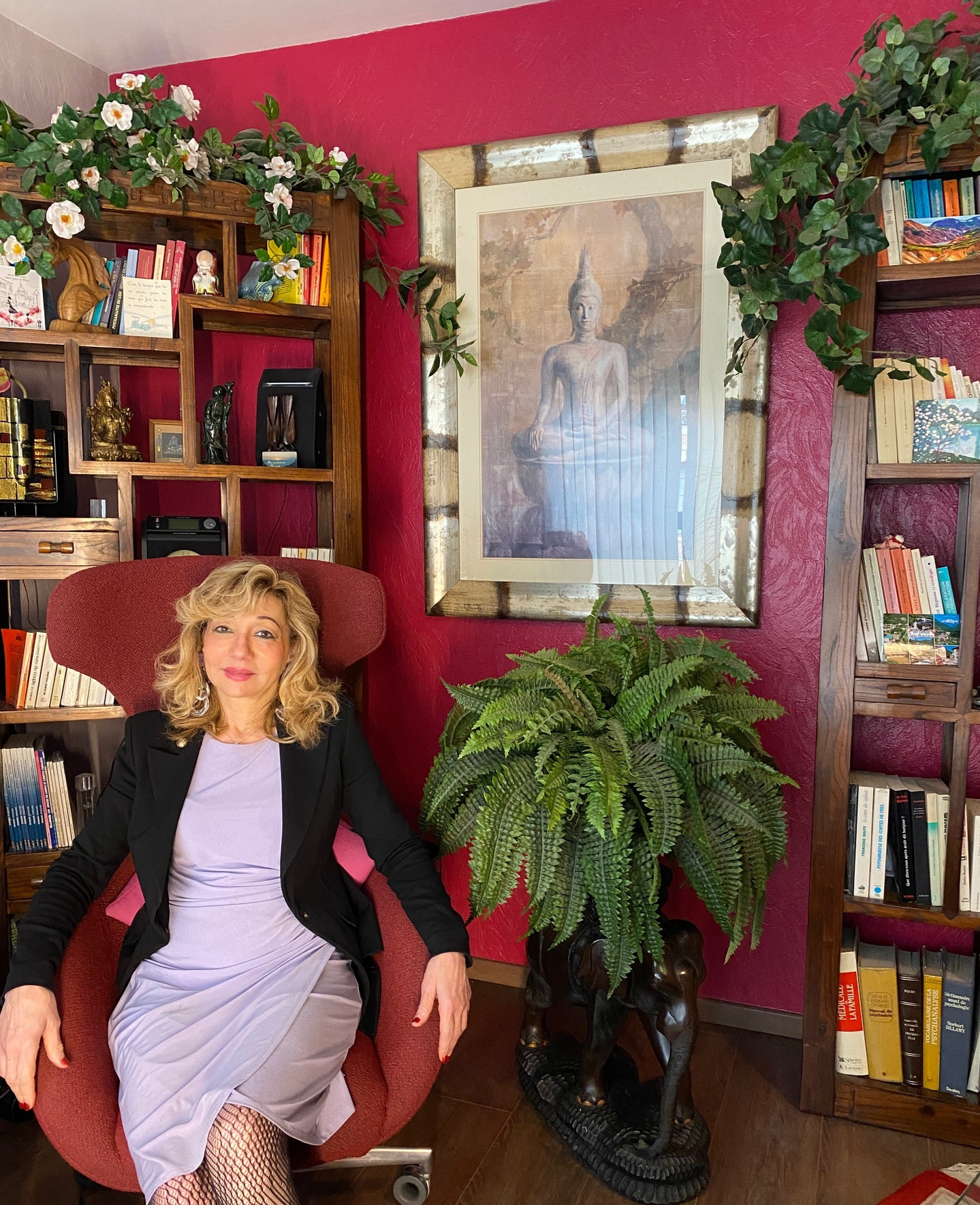 Sonia Bahouth assise dans son cabinet de psychologie - Cabinet Sagita à Dijon