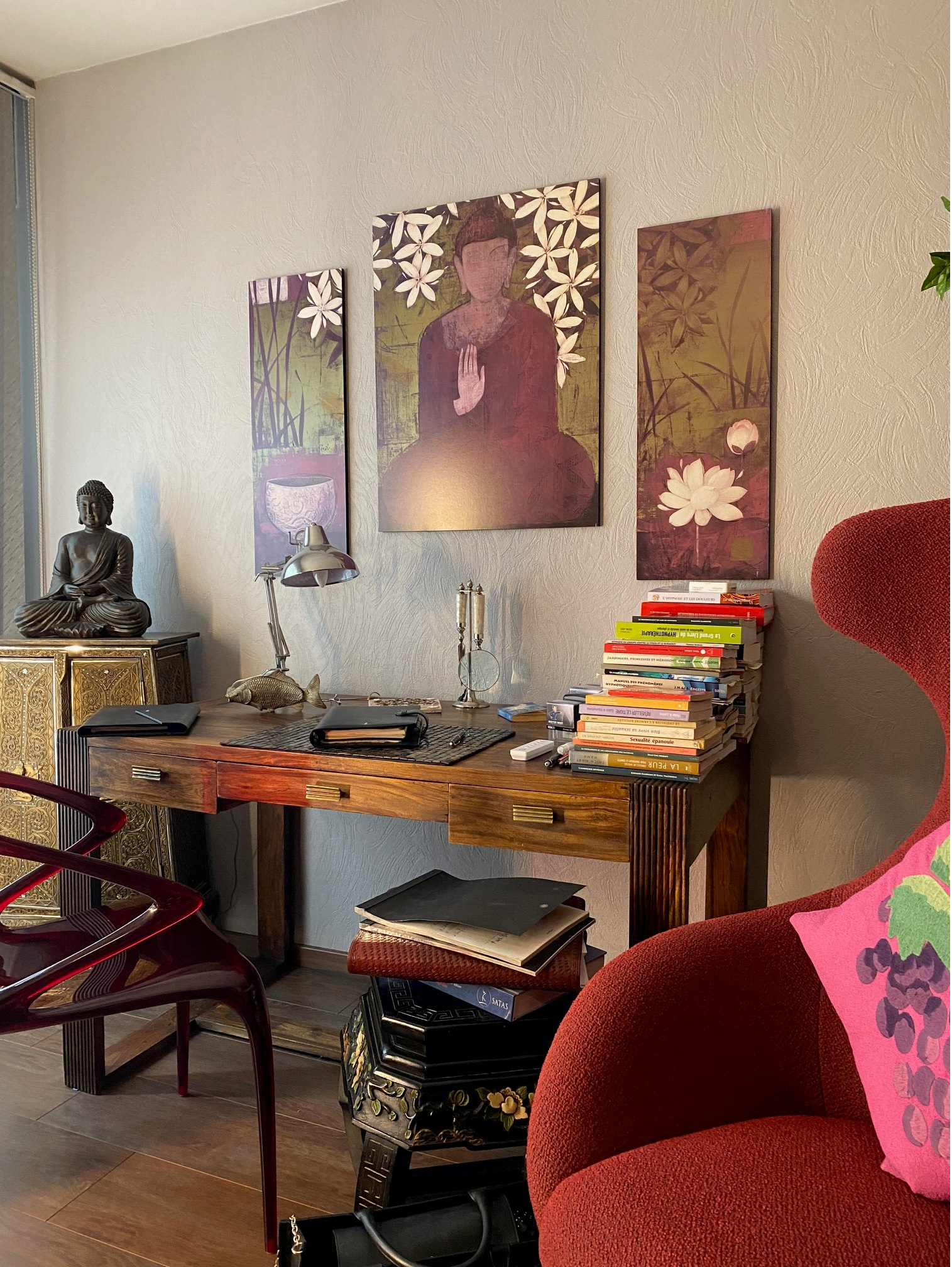 Bureau avec une pile de dossier et une décoration zen - Sonia Bahouth psychologue, Cabinet Sagita