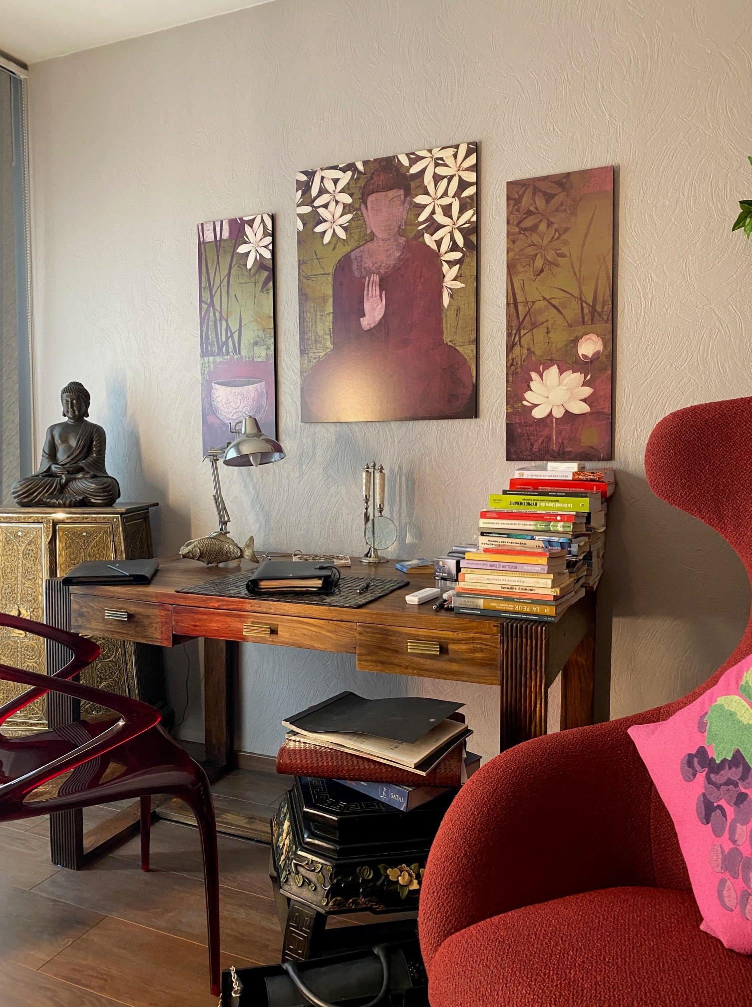 Bureau en bois aménagé avec une décoration sur le thème de l'Asie - Cabinet Sagita à Dijon