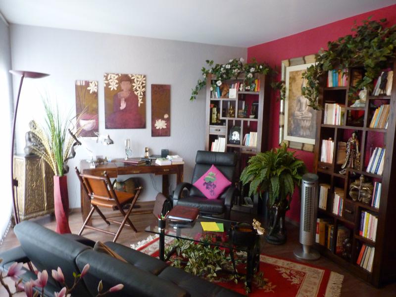 Cabinet avec décorations d'inspiration asiatique et bibliothèque - Cabinet Sagita à Dijon