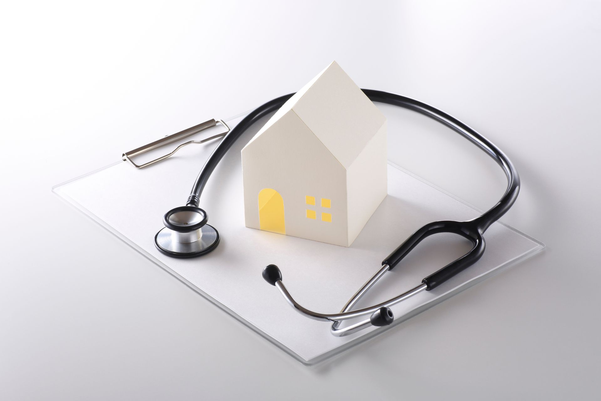Maison sur un document, entouré par un stéthoscope