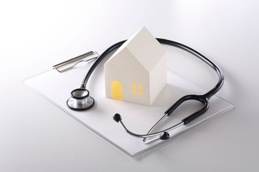 Une maison et un stéthoscope