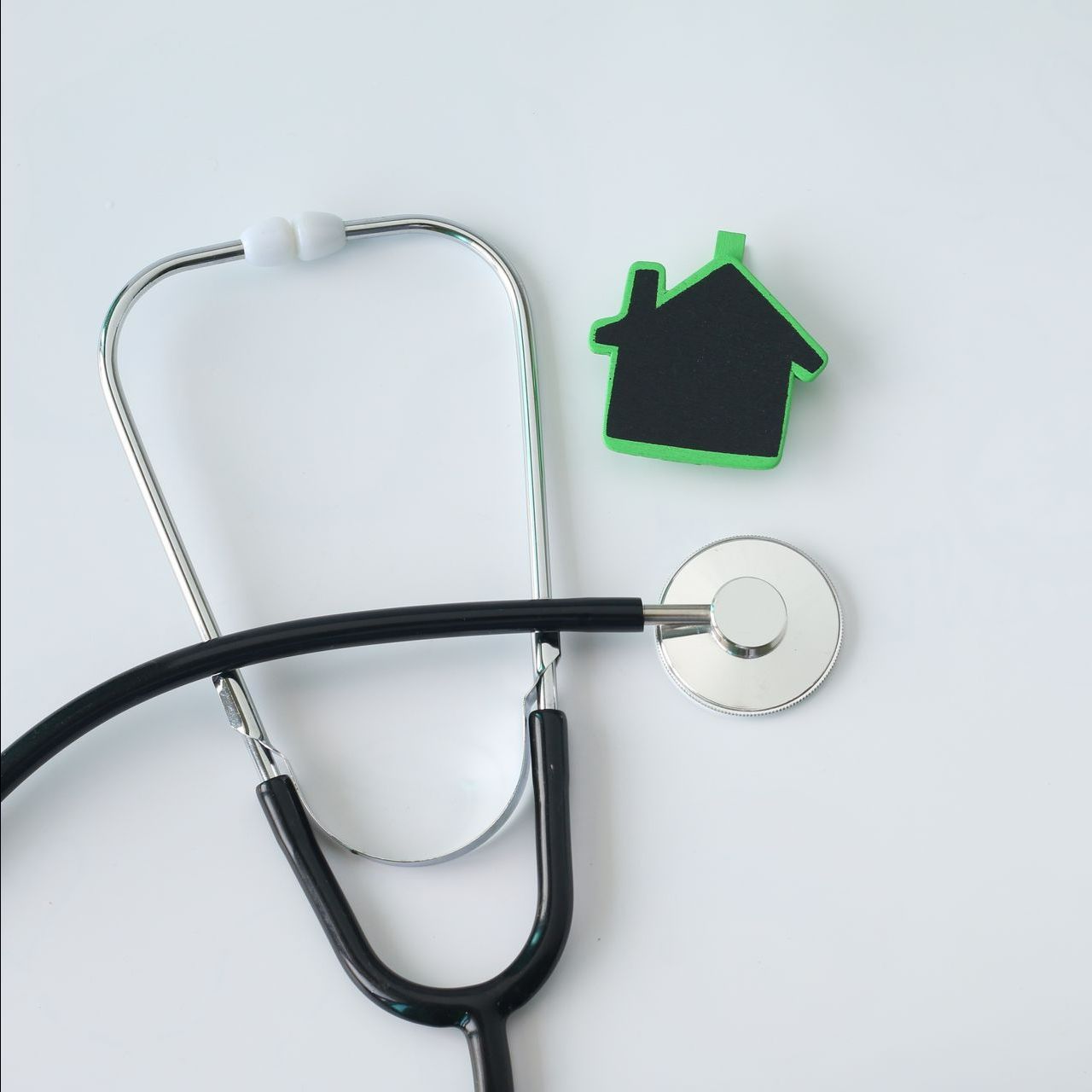 Petite maison à côté d'un stéthoscope