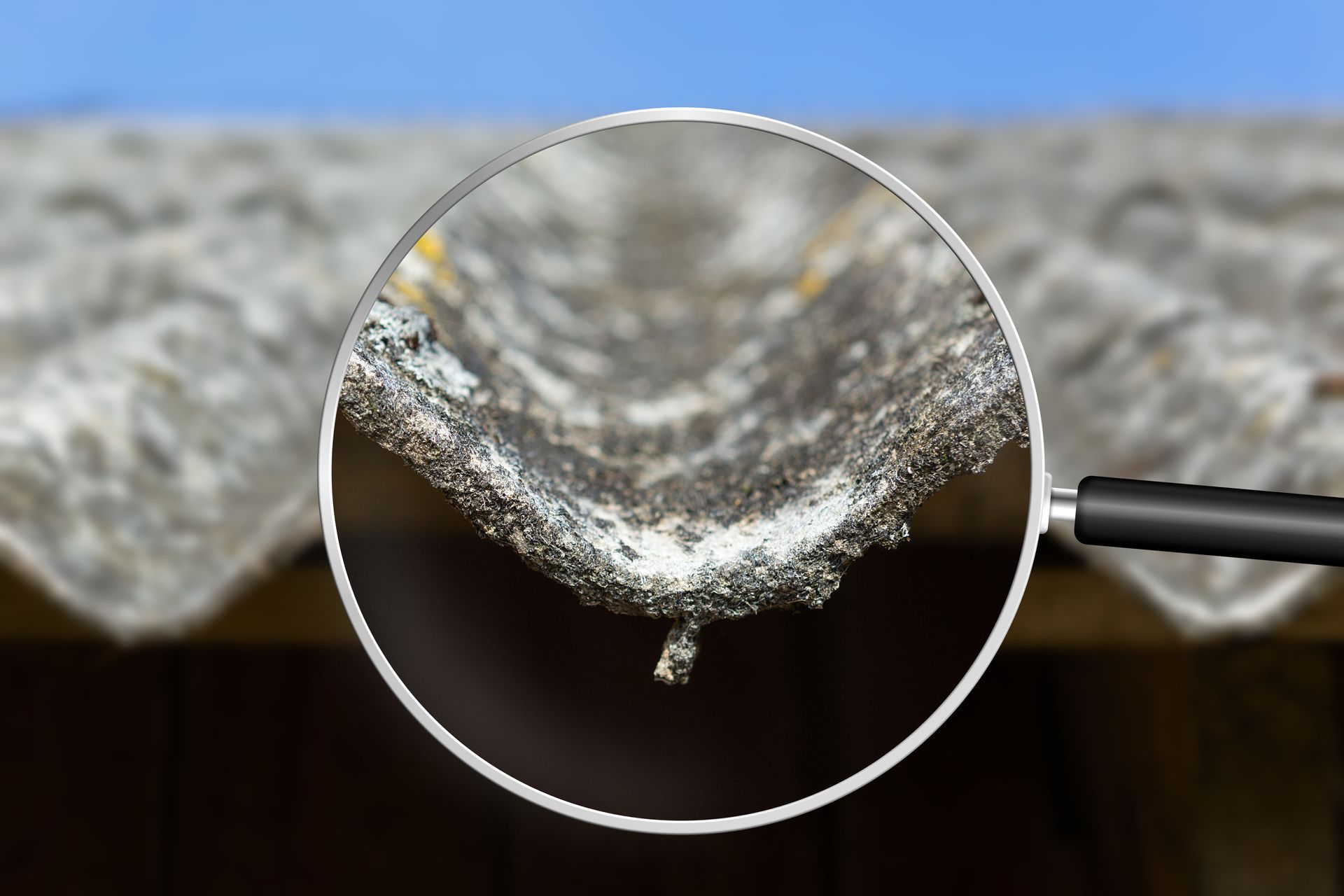 Une loupe devant un toit avec de l'amiante