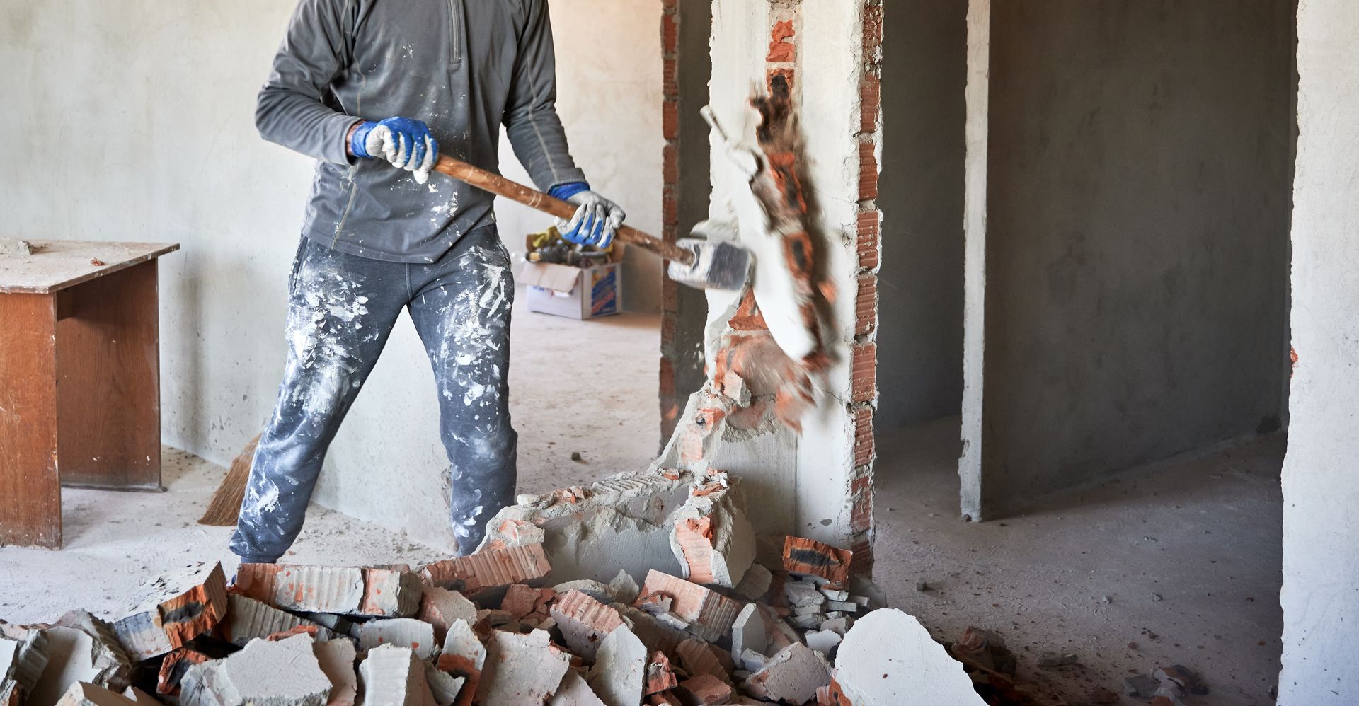 Un homme en train de faire des travaux dans une maison