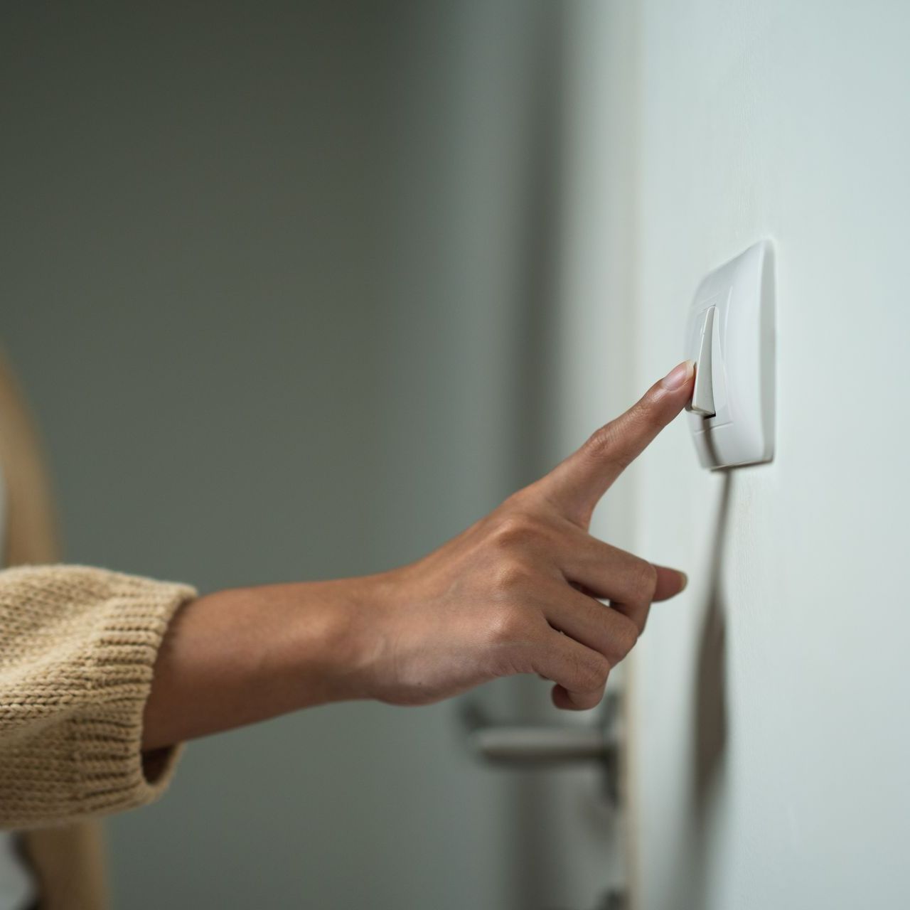 Une femme qui appuie sur un interrupteur