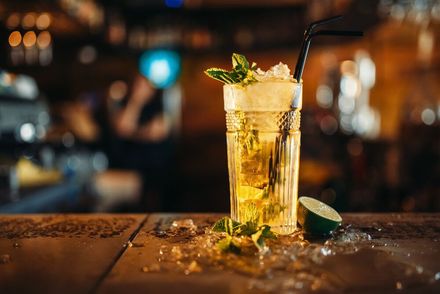 Un primer plano de una bebida en una mesa de un bar.