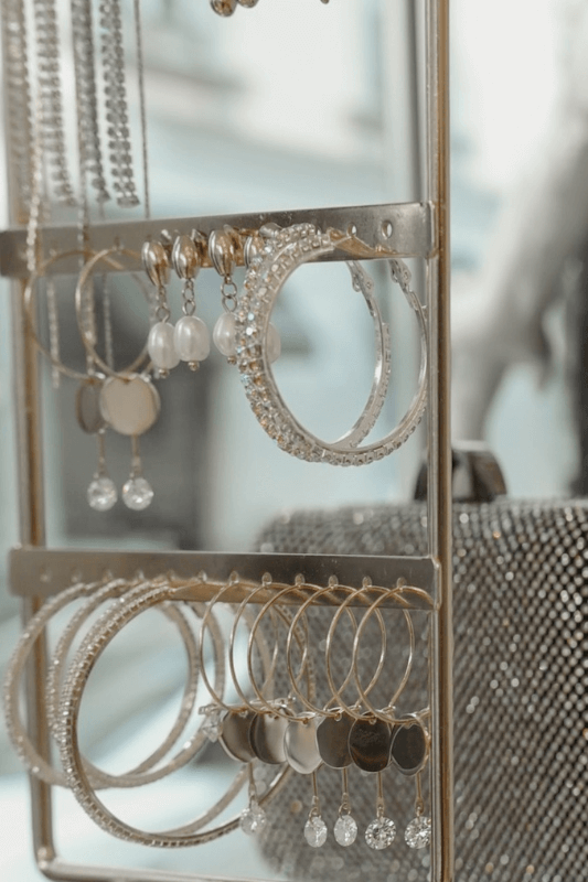 Schmuck-Organizer mit verschiedenen Creolen, teilweise mit Verzierungen, ausgestellt.