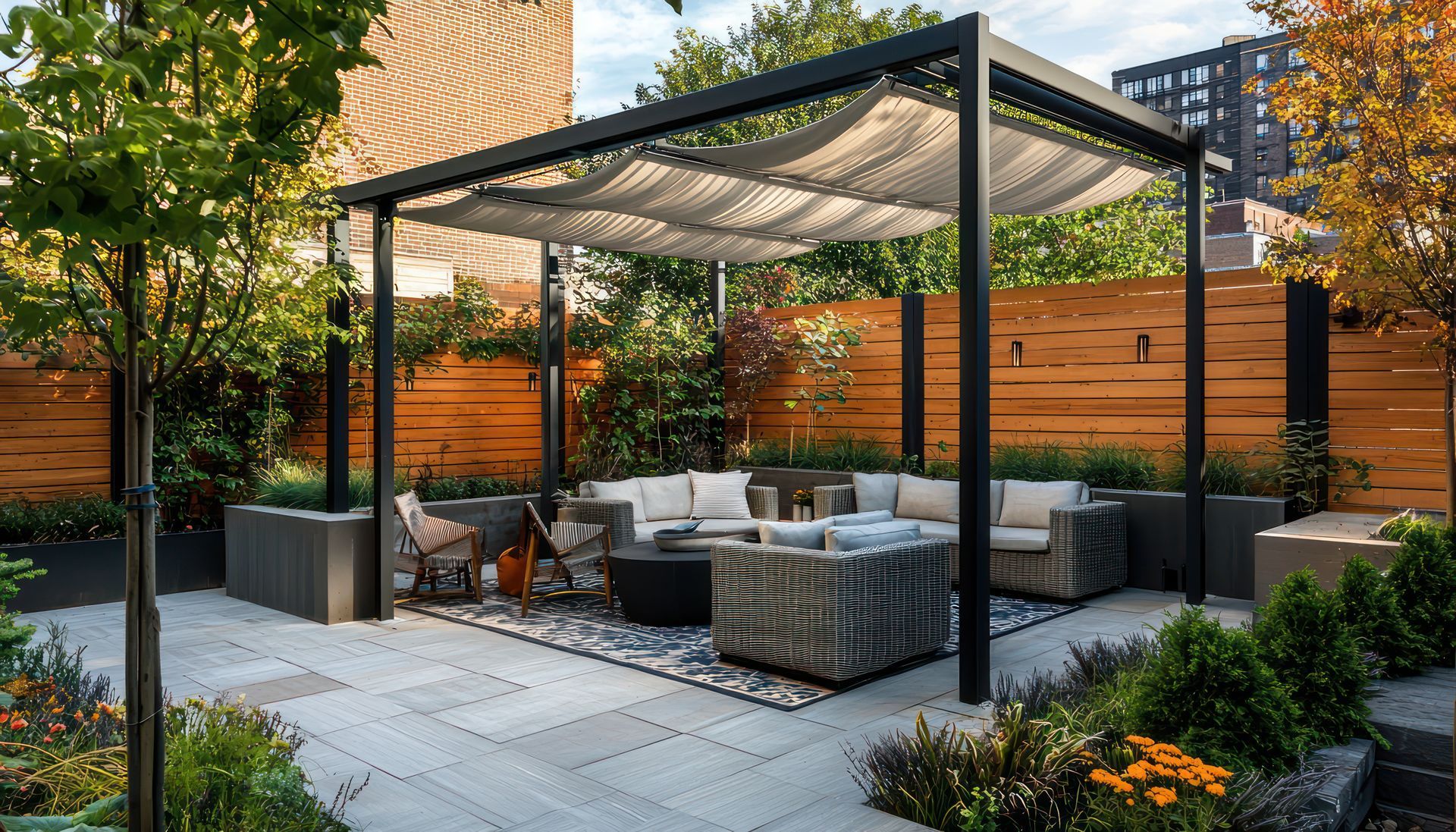 Il y a une pergola avec un auvent au-dessus dans l'arrière-cour.