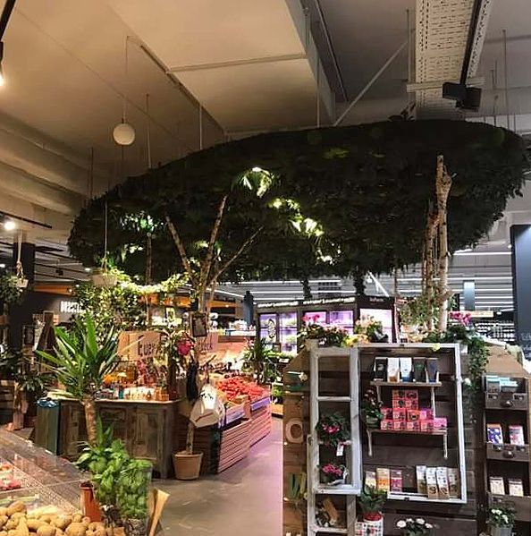 Ein Geschäft mit einem Baum in der Mitte