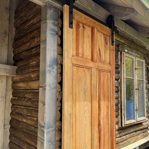 Eine Holzhütte mit einer Schiebetür