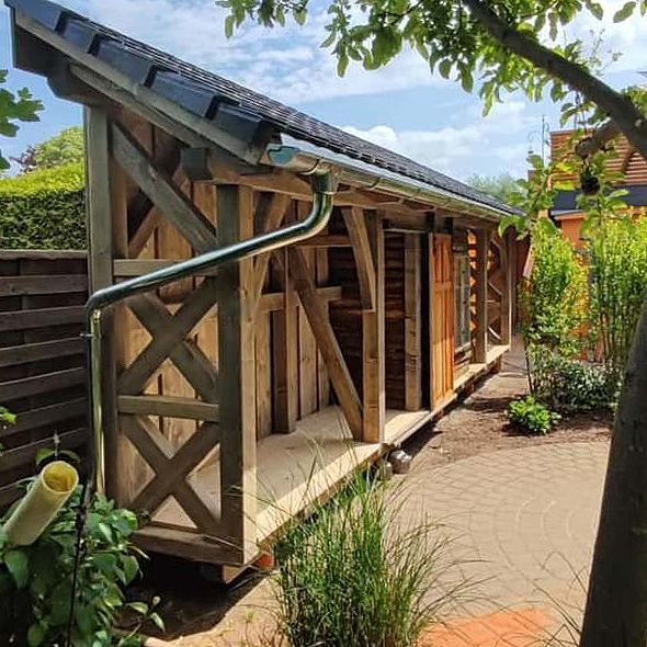 Ein Holzgebäude mit einer Dachrinne an der Seite