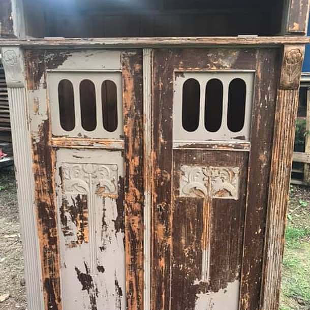 Auf dem Boden steht eine hölzerne Mülltonne mit Löchern.