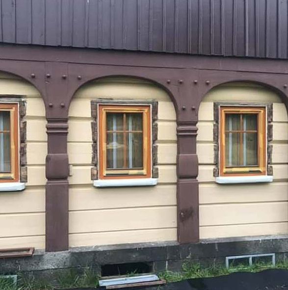 Eine Reihe von Bogenfenstern an der Seite eines Gebäudes.