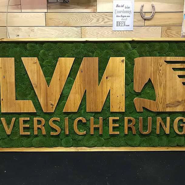 Ein Holzschild mit der Aufschrift „LVM“