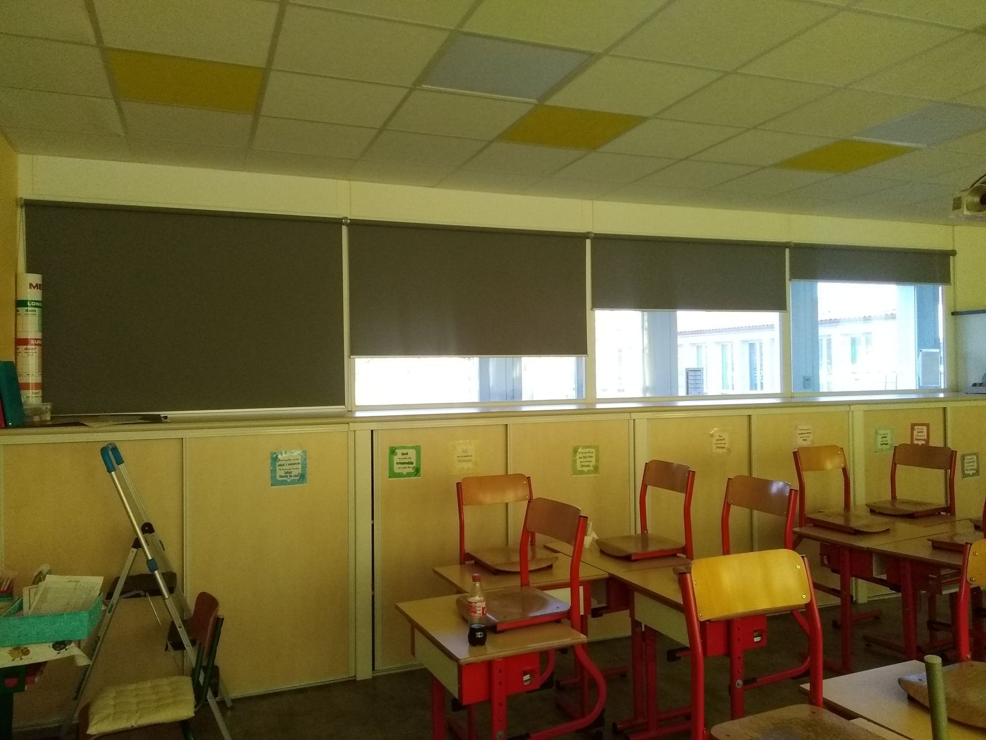 Stores dans une école