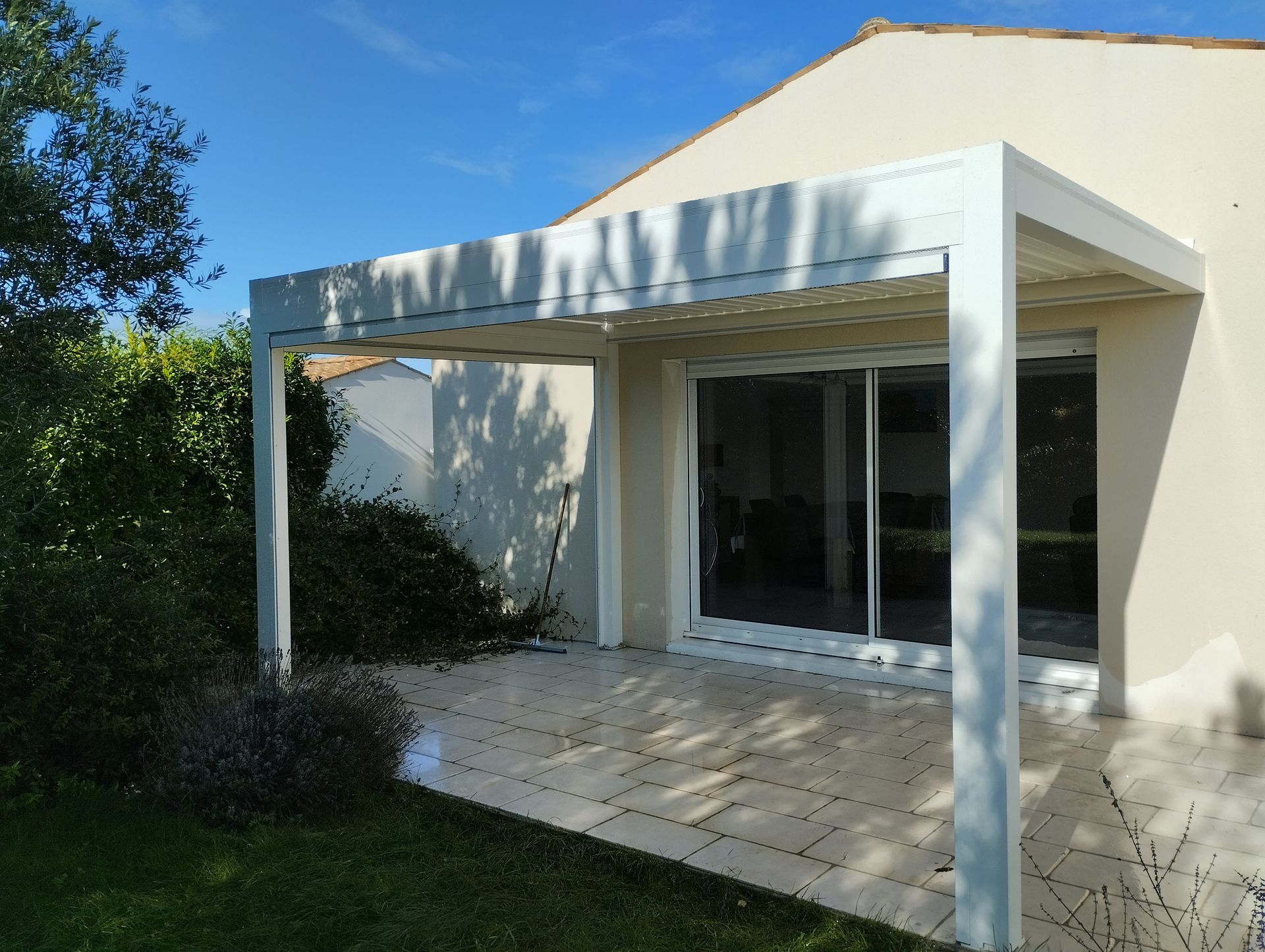 Une pergola en aluminium blanc