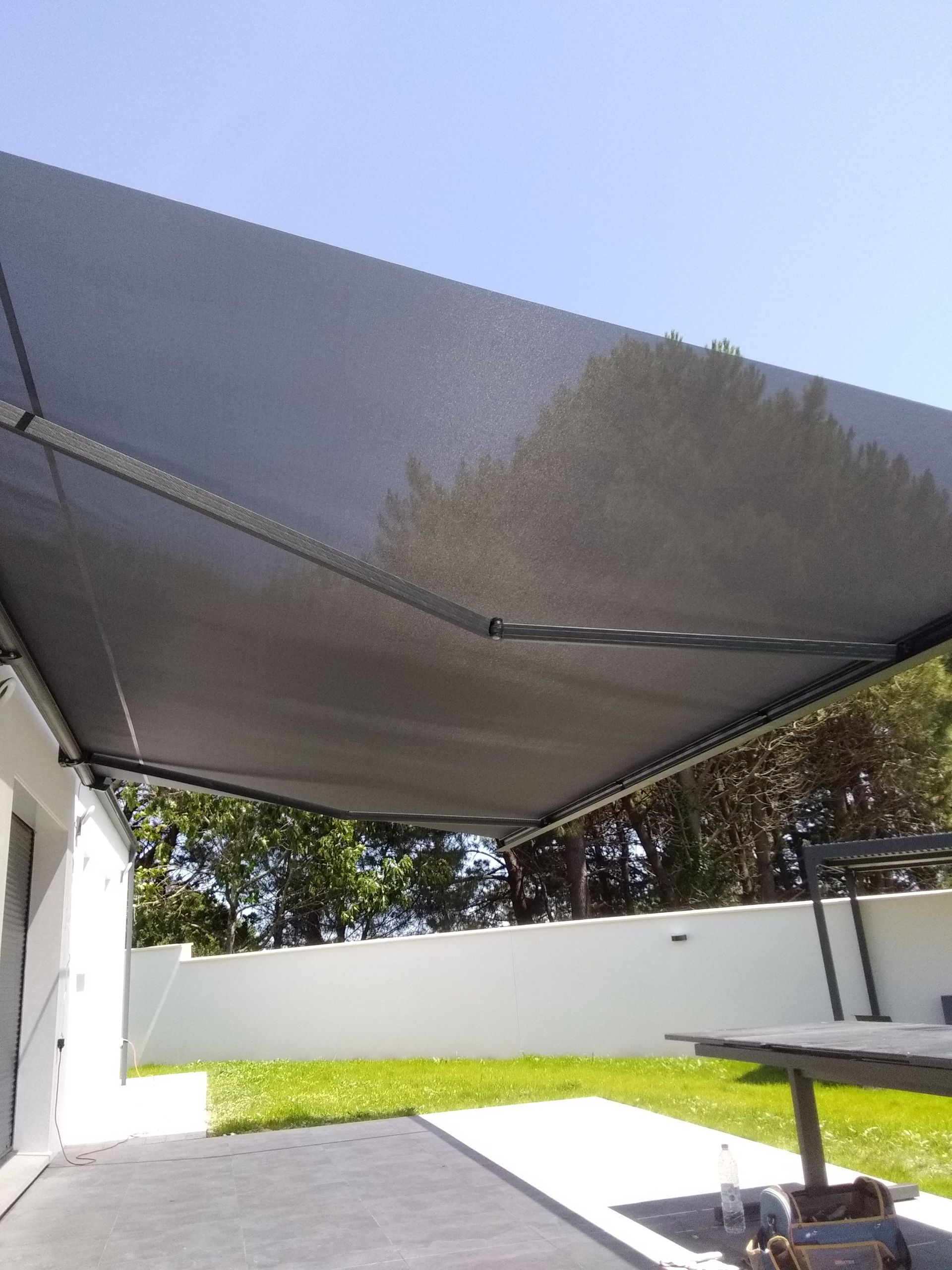 Store banne gris au dessus d'une terrasse