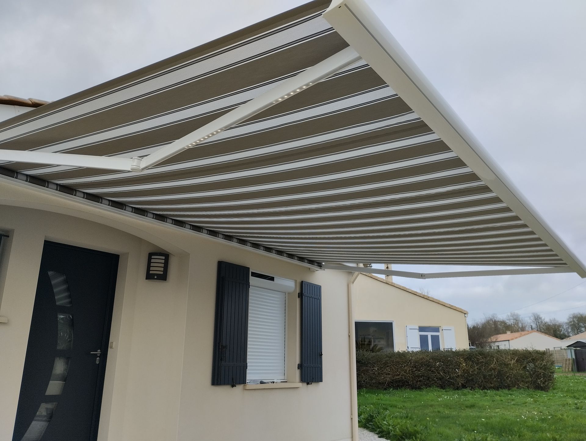 Store banne à rayures déployé