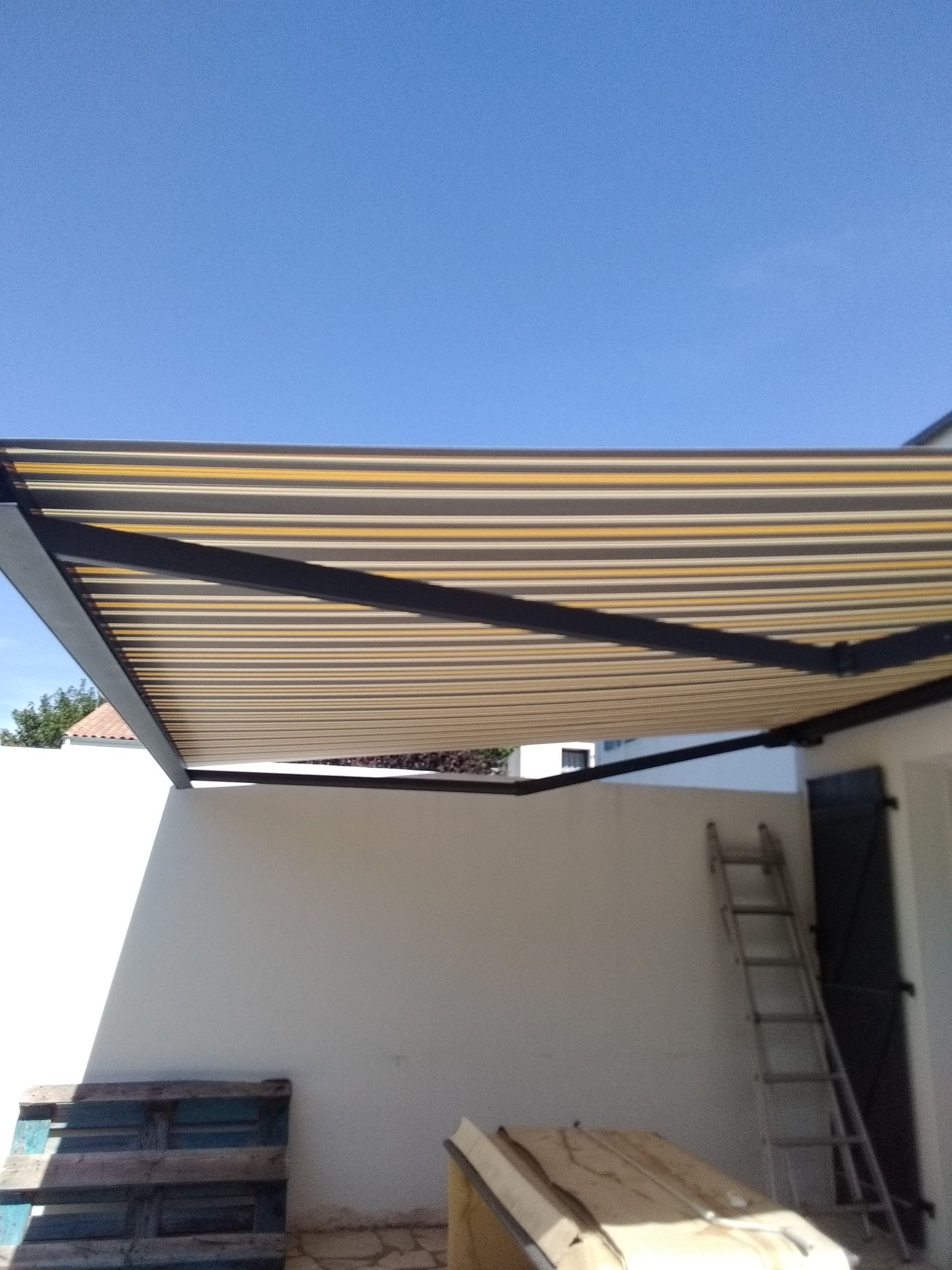 Store banne à rayures