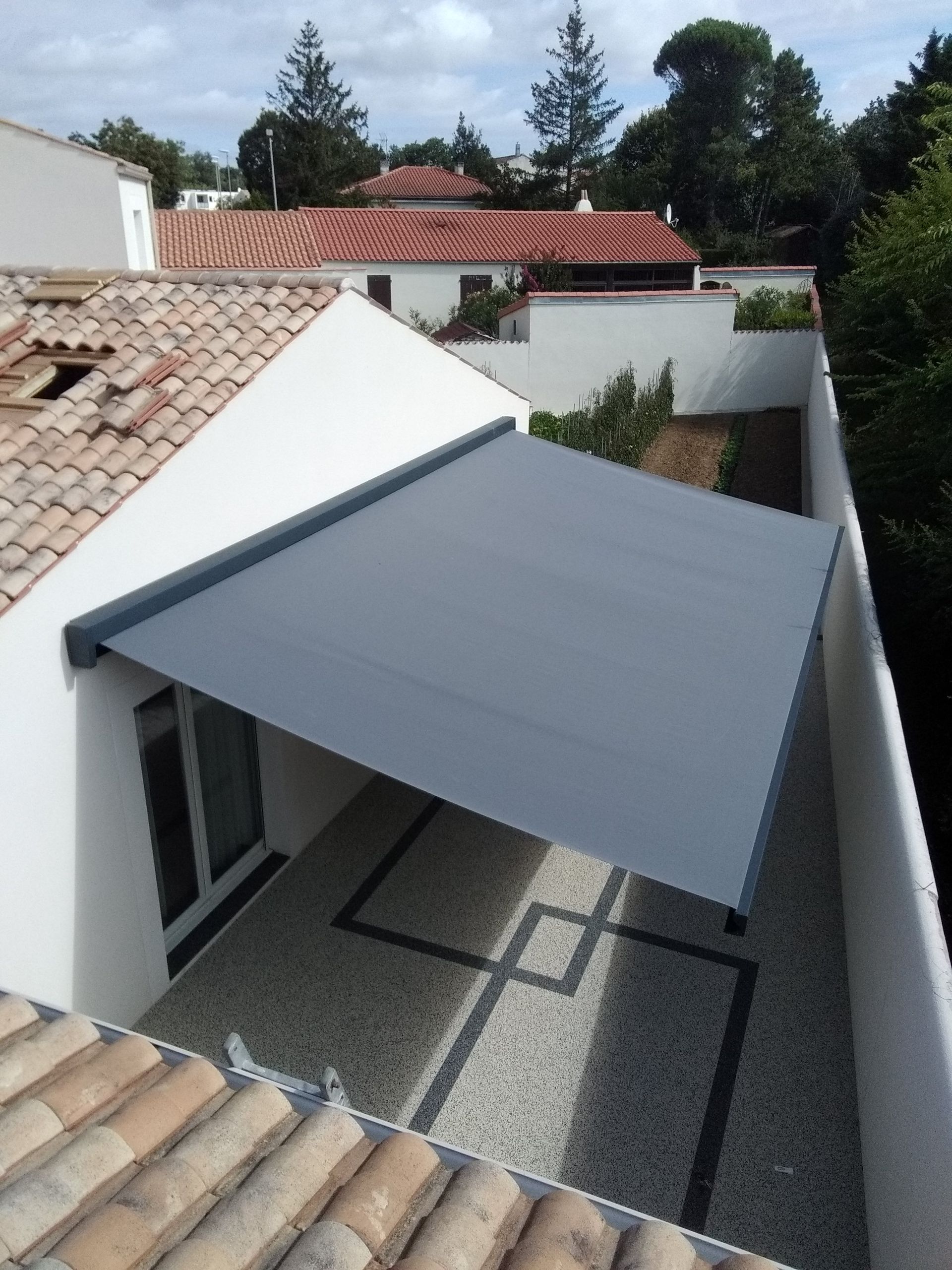 Store banne gris foncé