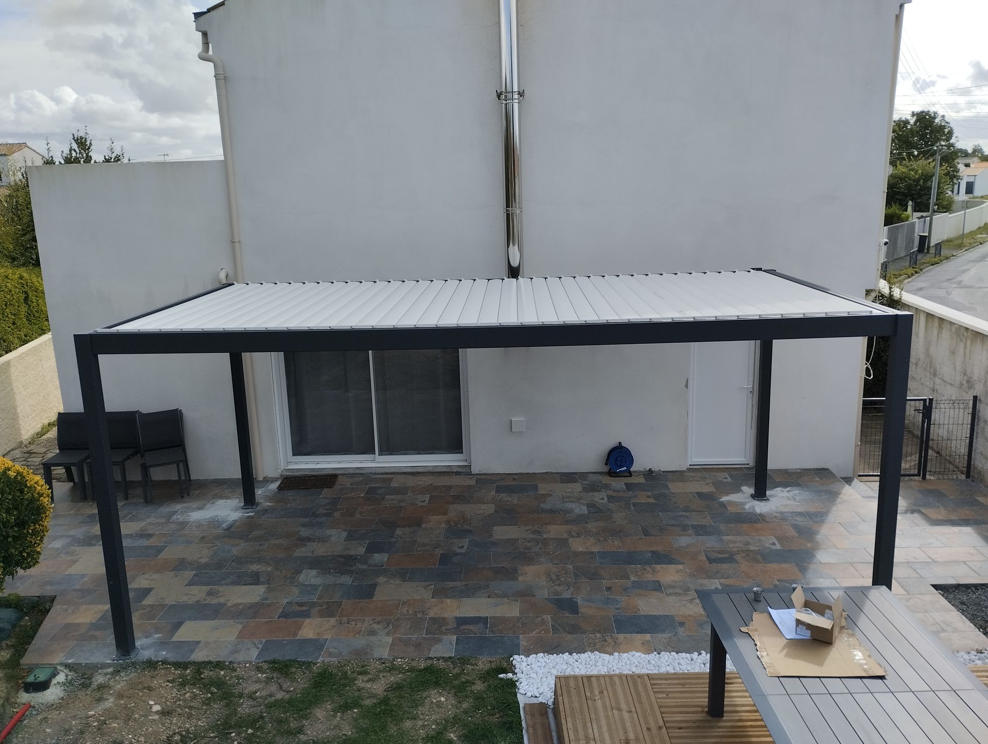 Une pergola en alu avec lames orientables