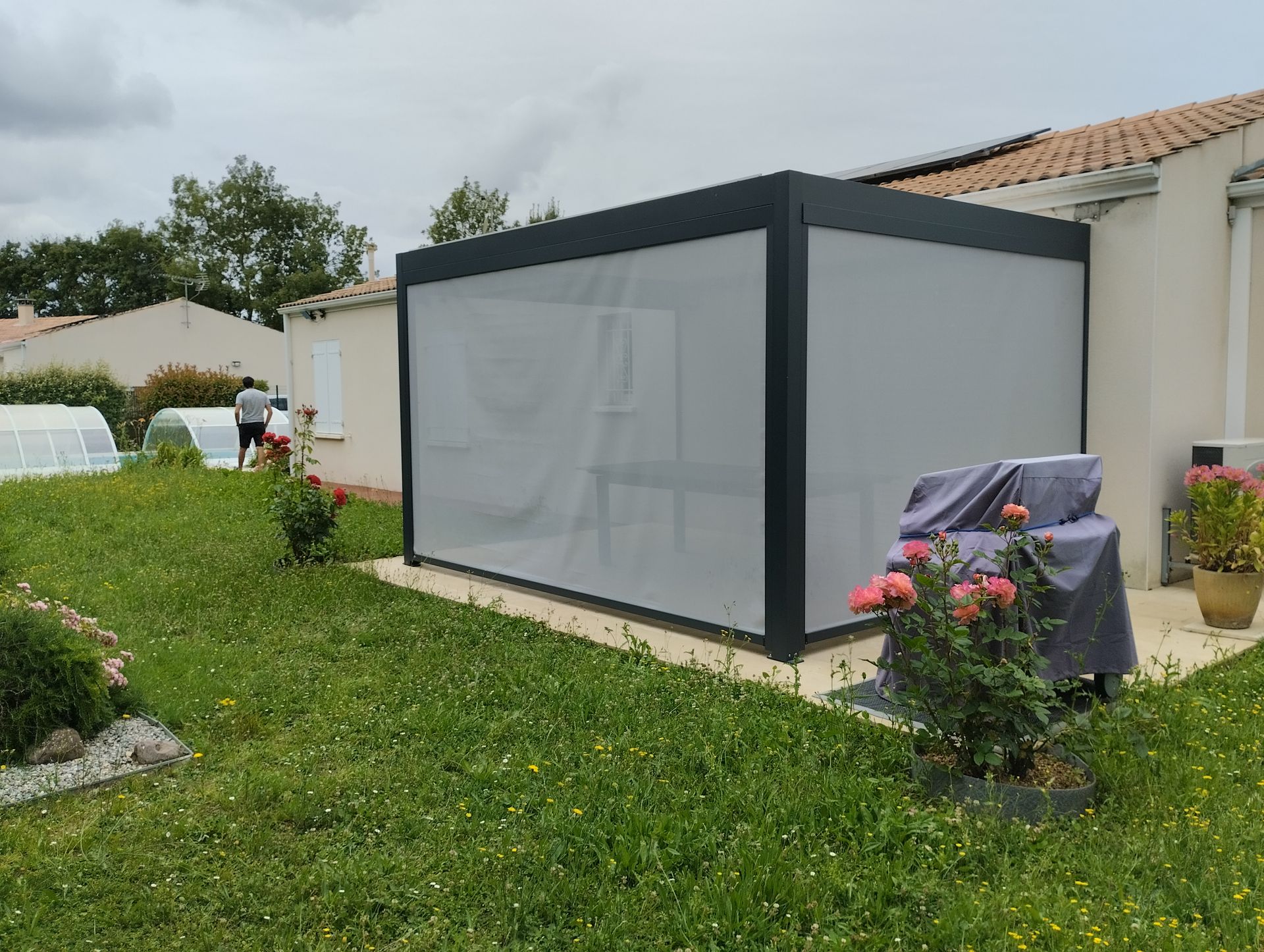 Pergola avec toiles déroulées