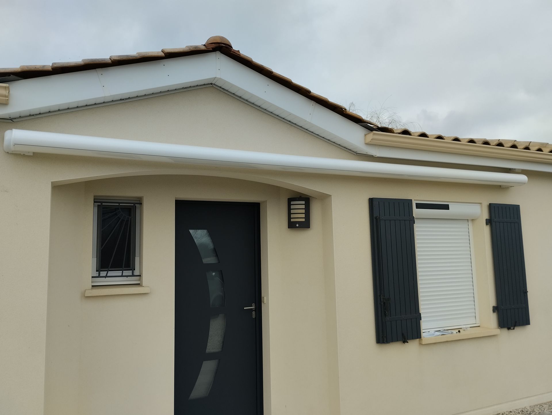 Store banne à l'entrée d'une maison