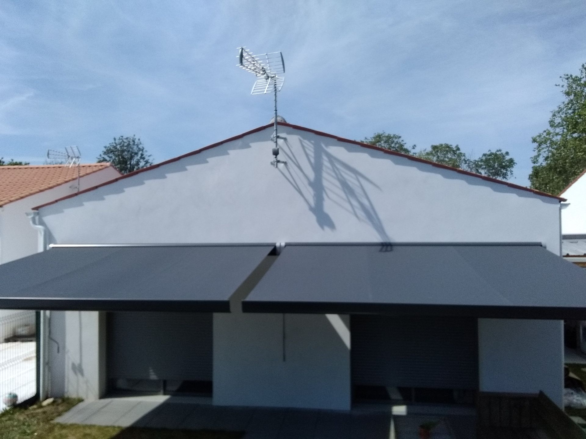 Deux stores bannes déployés