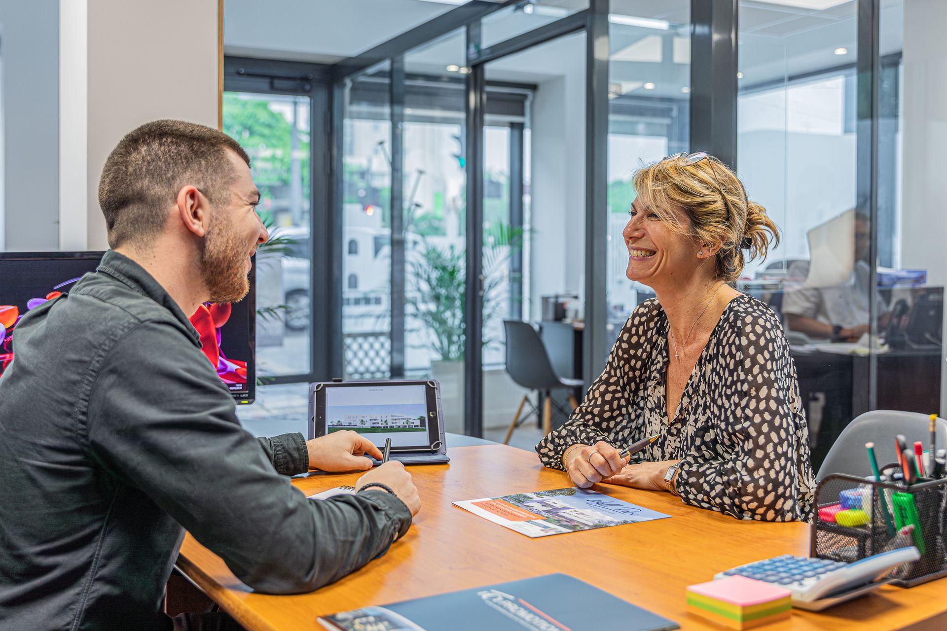 Un homme et une femme discutent