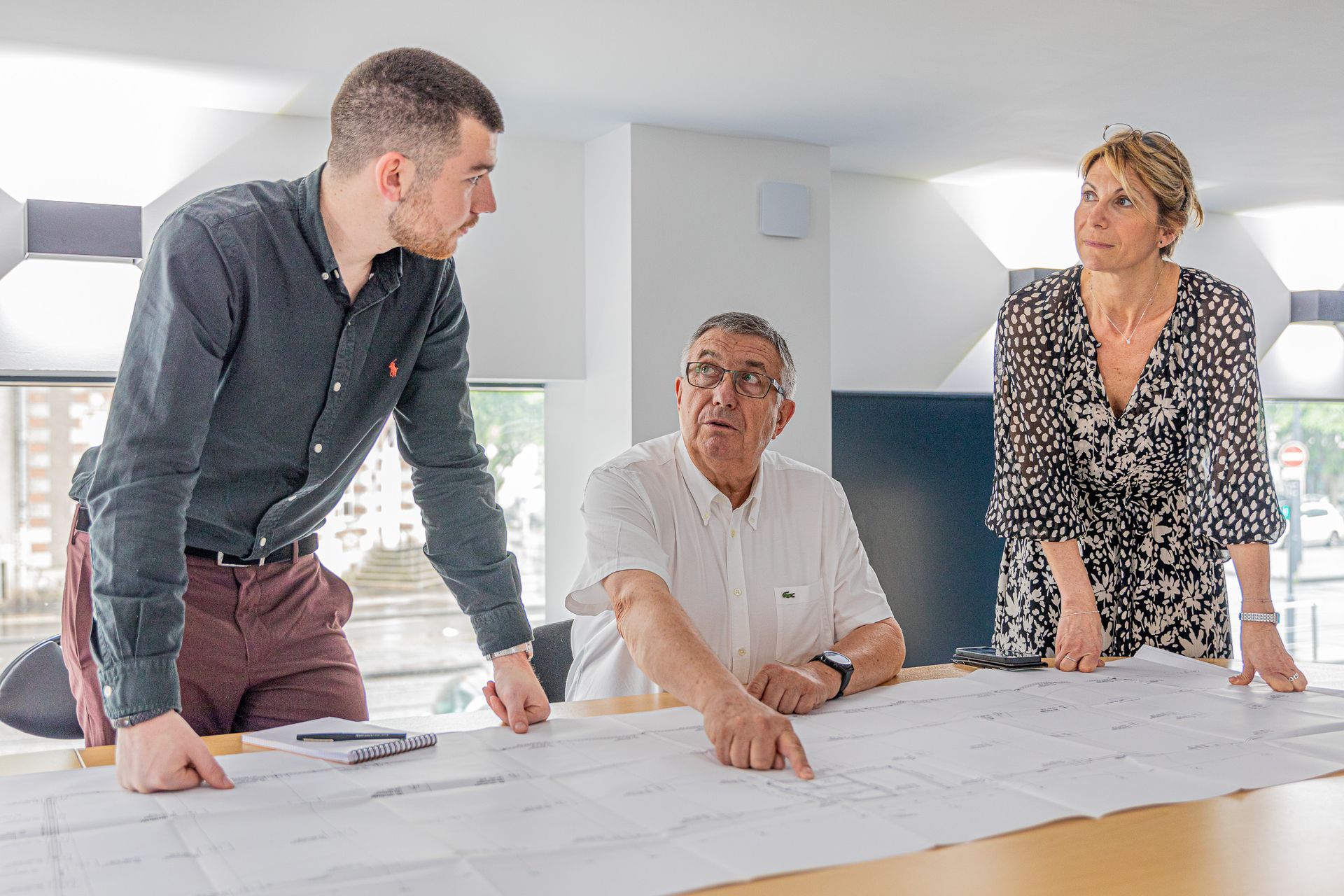 L'équipe de ECI Promotion autour d'un bureau