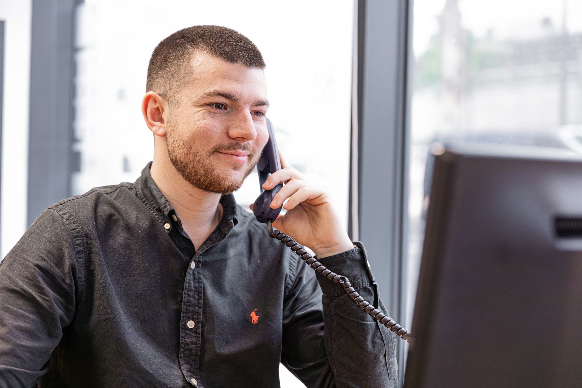 Un homme au téléphone